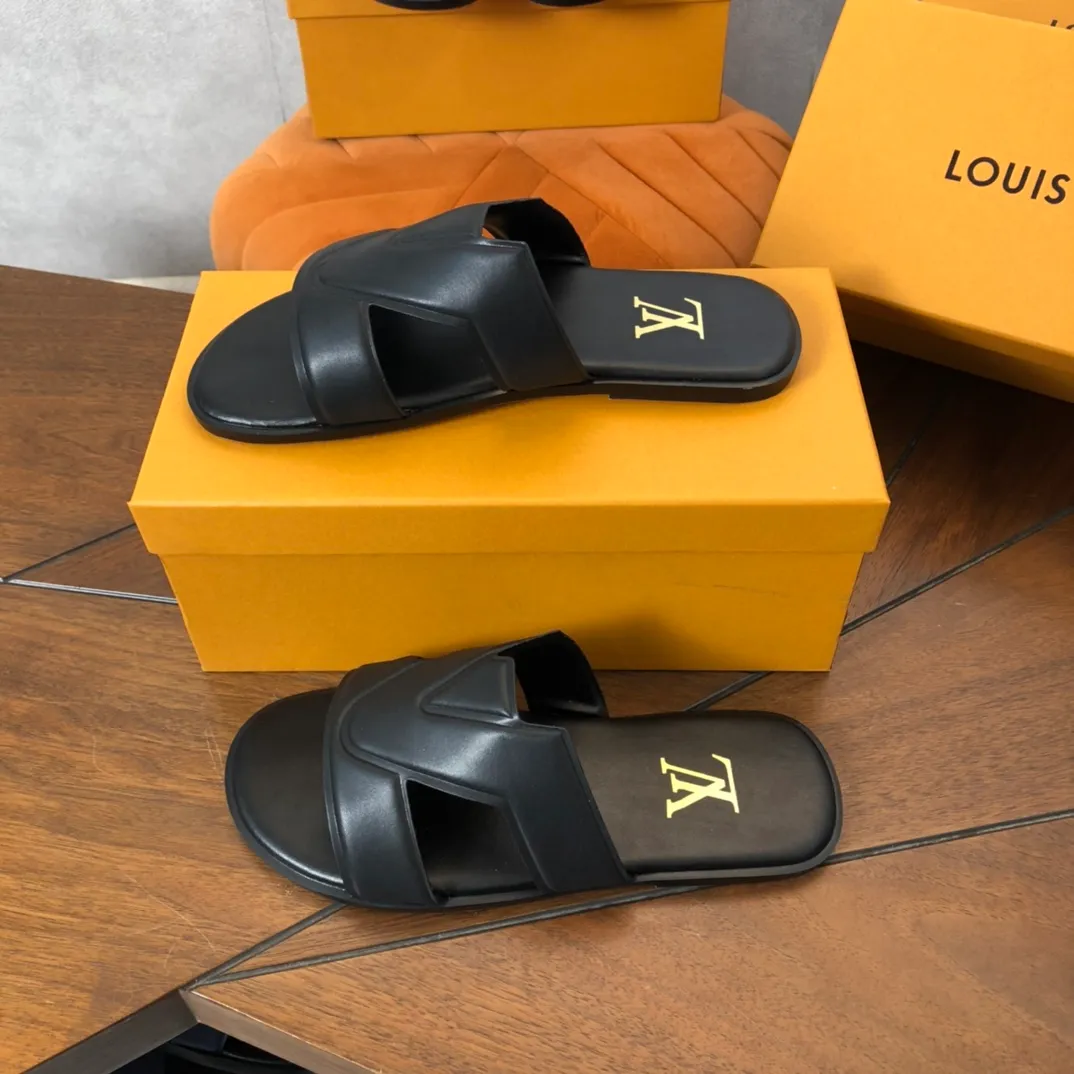 Factory price: 270💰LV counters are selling new brand luxury men's slippers, casual, loose and comfortable. The must-have model in the picture above [Happy][Happy], multiple colors available Size: 38-44, customized 45